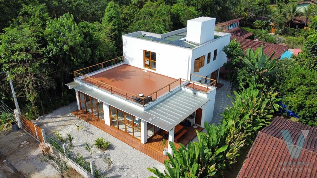 Casa na Praia de Itamambuca, nova, linda e mobiliada com móveis planejados.