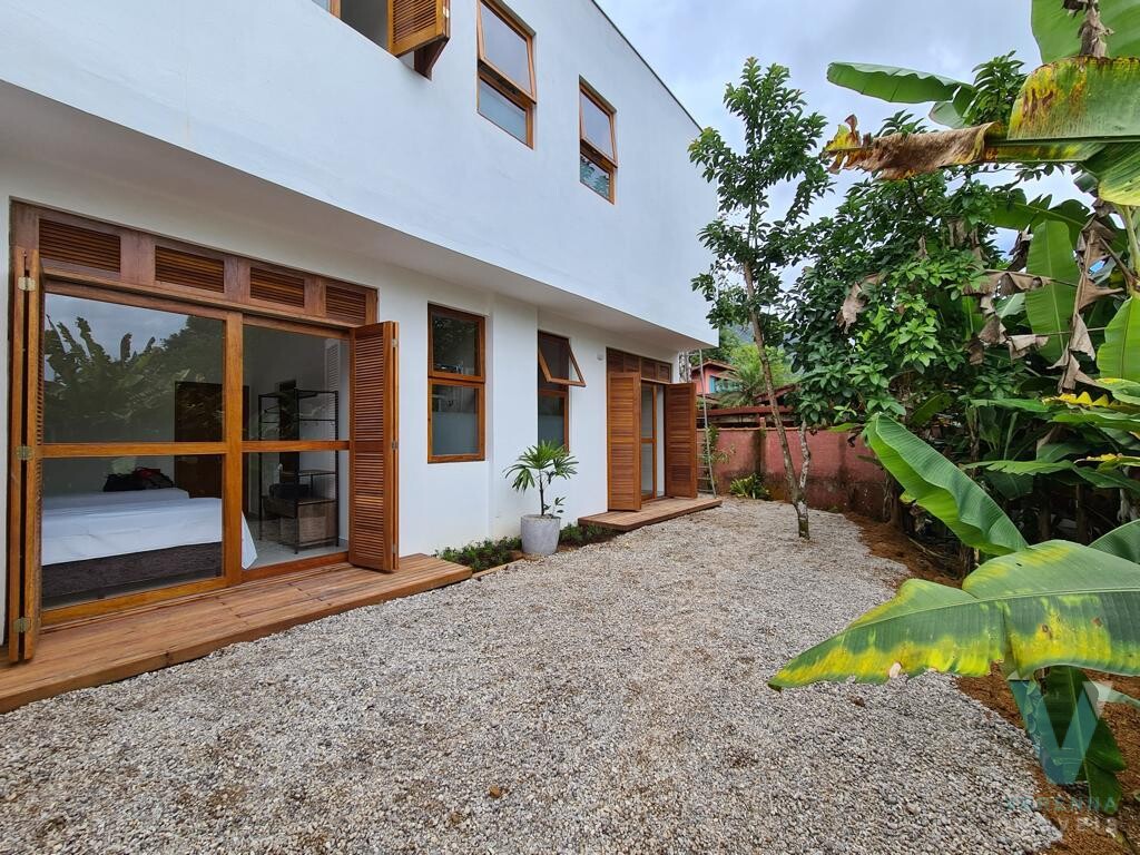 Casa na Praia de Itamambuca, nova, linda e mobiliada com móveis planejados.