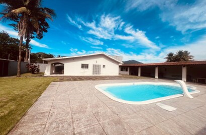 Casa com piscina 900 metros quadrados de terreno