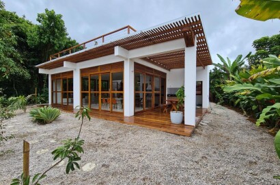 Casa na Praia de Itamambuca, nova, linda e mobiliada com móveis planejados.
