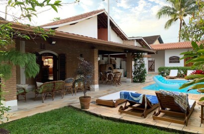 Casa com piscina, 771 m² de terreno no bairro do Itaguá