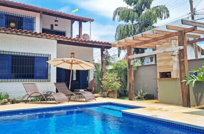 Casa de Esquina no Itaguá, com piscina!