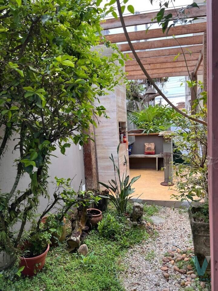 Casa de Esquina no Itaguá, com piscina!