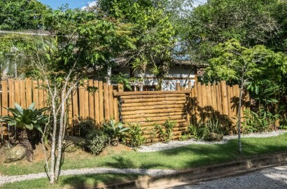 Casa Itamambuca, dois lotes, 100 metros da praia.