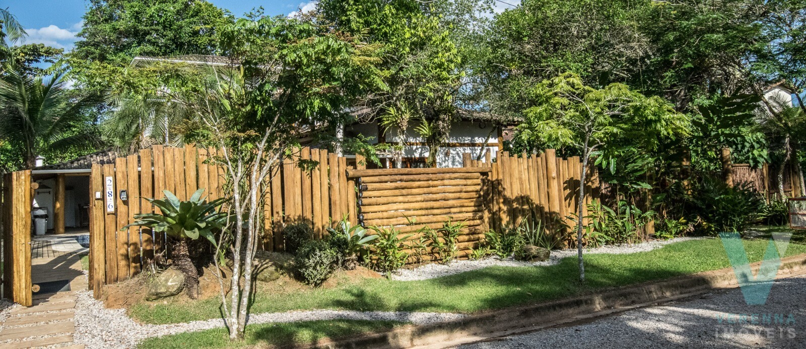 Casa Itamambuca, dois lotes, 100 metros da praia.