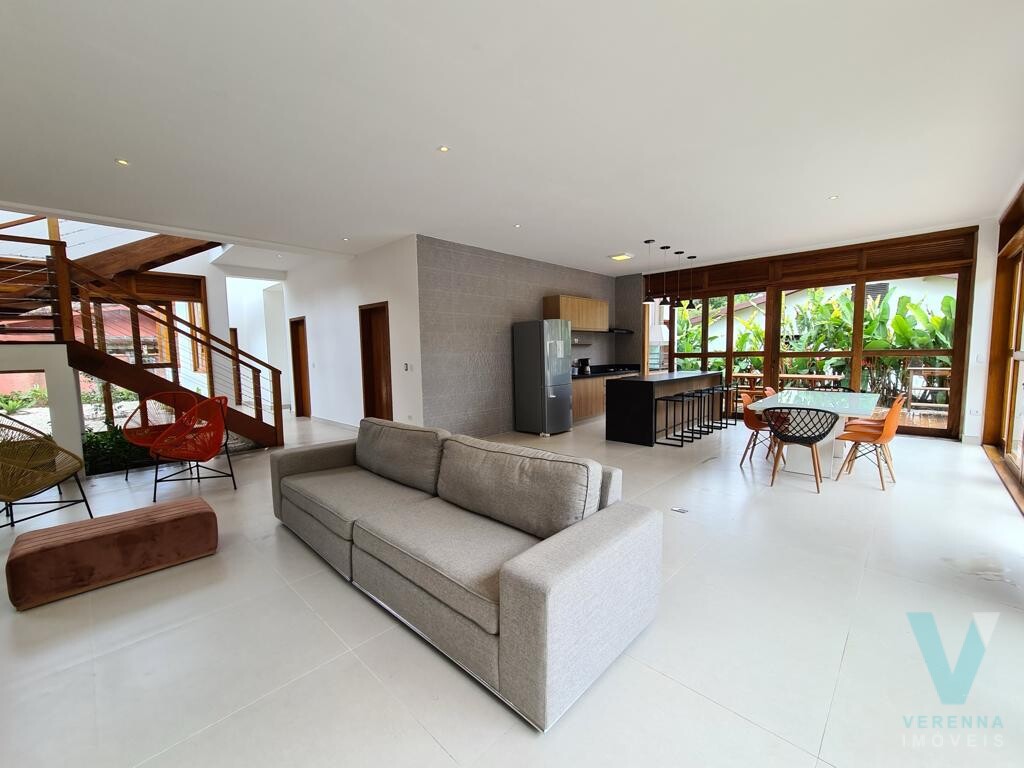 Casa na Praia de Itamambuca, nova, linda e mobiliada com móveis planejados.