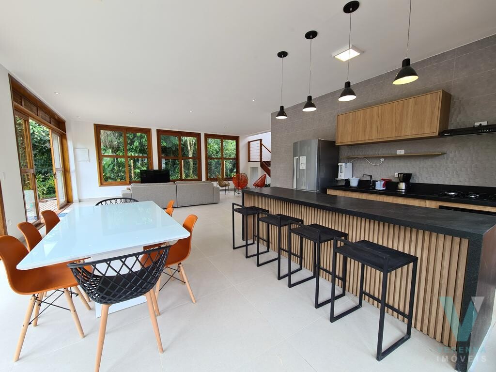 Casa na Praia de Itamambuca, nova, linda e mobiliada com móveis planejados.