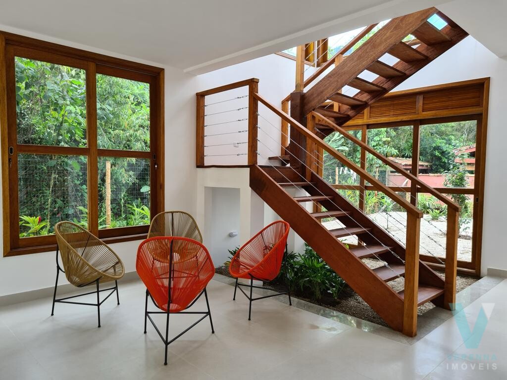 Casa na Praia de Itamambuca, nova, linda e mobiliada com móveis planejados.