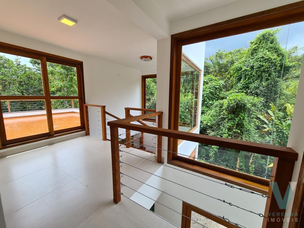 Casa na Praia de Itamambuca, nova, linda e mobiliada com móveis planejados.