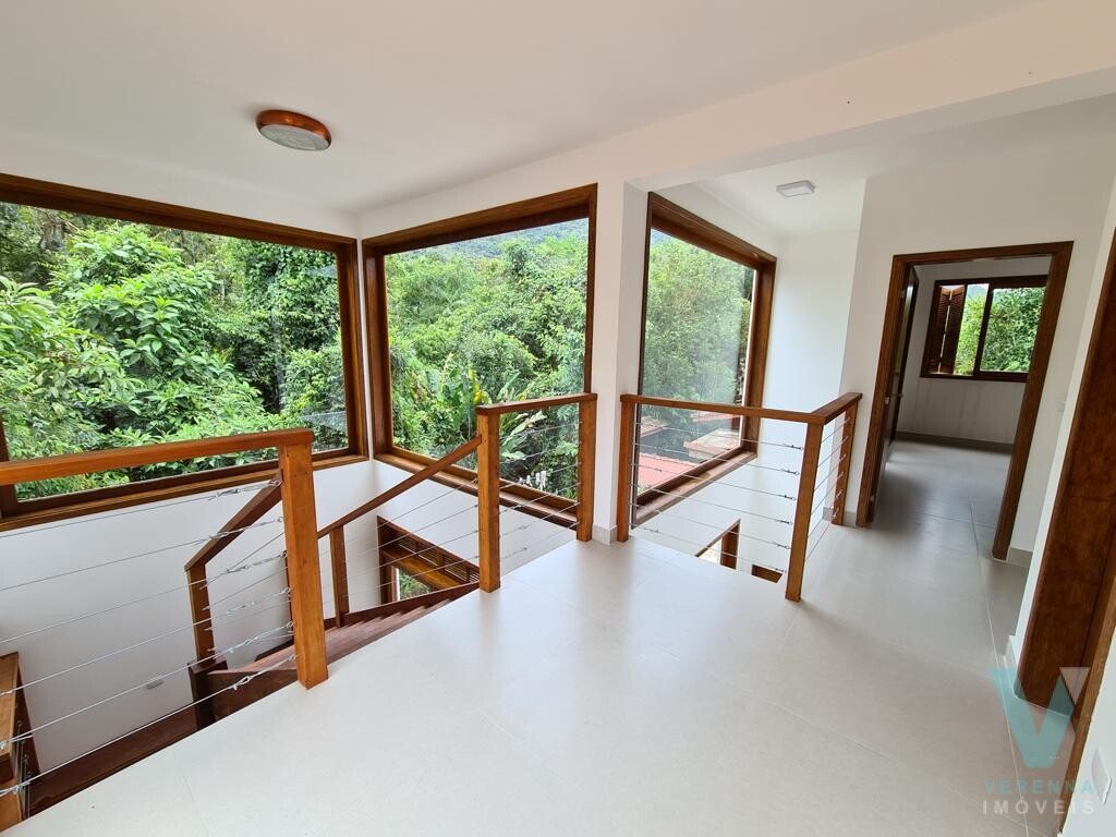 Casa na Praia de Itamambuca, nova, linda e mobiliada com móveis planejados.