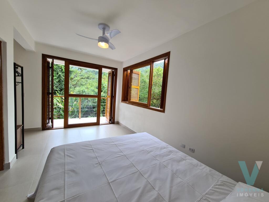 Casa na Praia de Itamambuca, nova, linda e mobiliada com móveis planejados.
