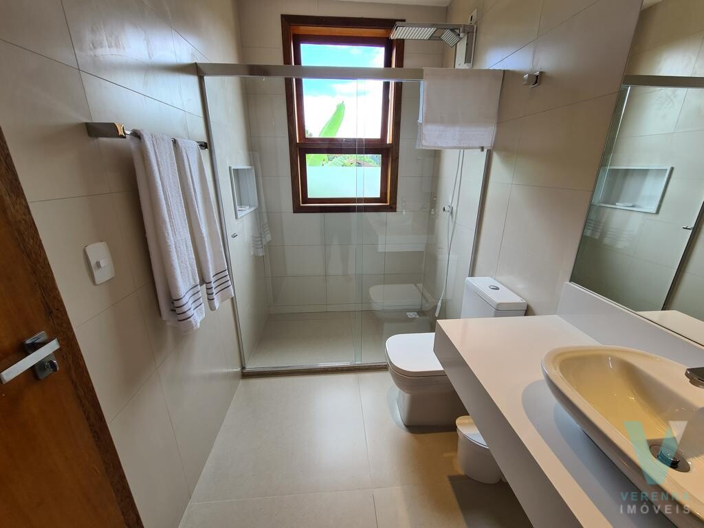 Casa na Praia de Itamambuca, nova, linda e mobiliada com móveis planejados.