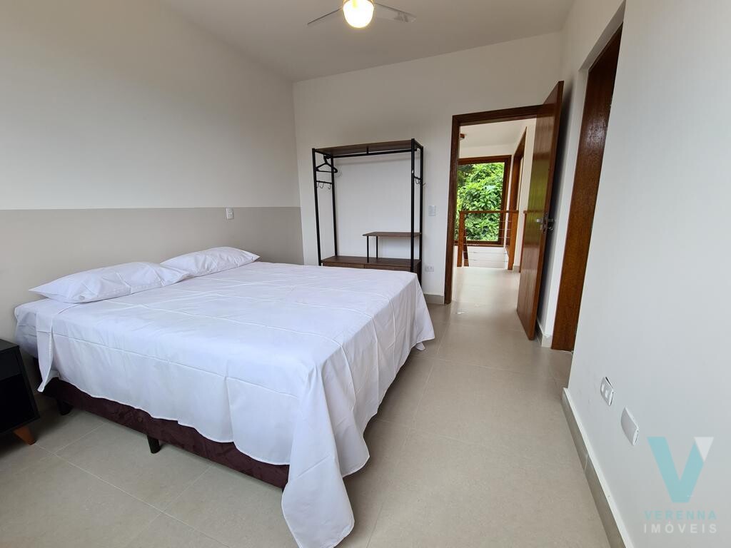 Casa na Praia de Itamambuca, nova, linda e mobiliada com móveis planejados.