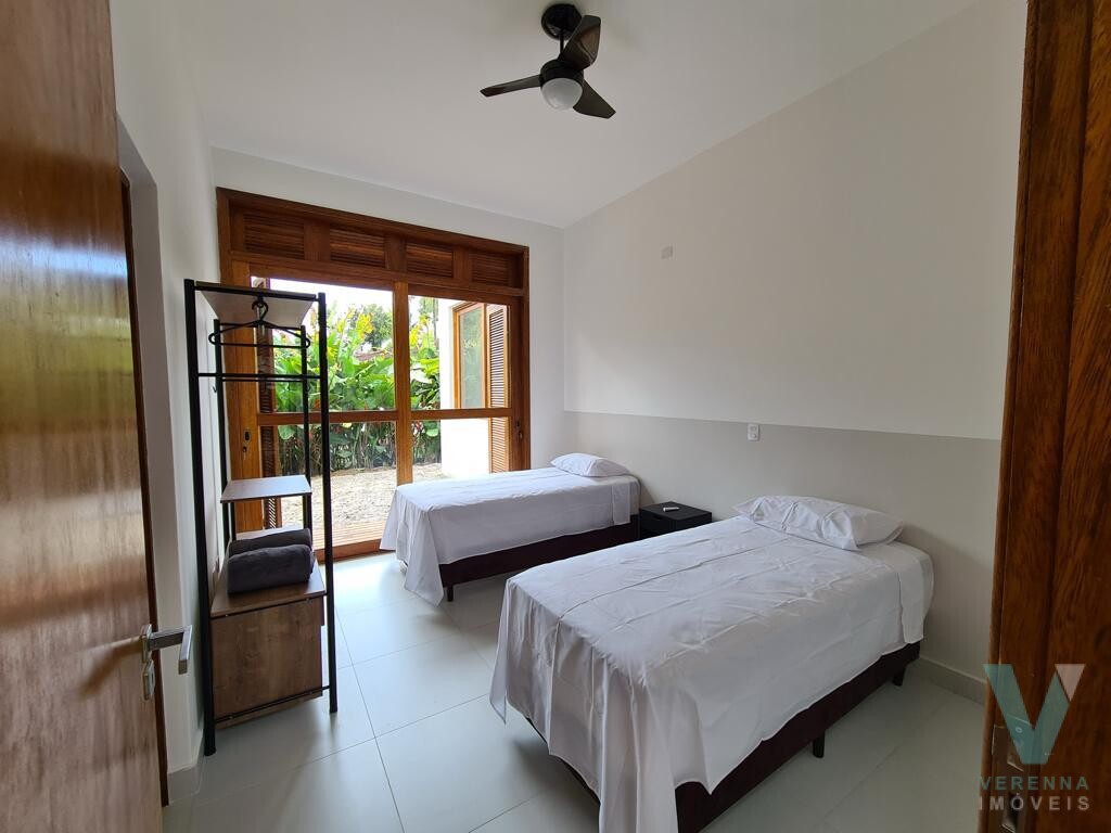 Casa na Praia de Itamambuca, nova, linda e mobiliada com móveis planejados.