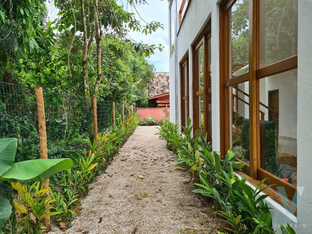 Casa na Praia de Itamambuca, nova, linda e mobiliada com móveis planejados.