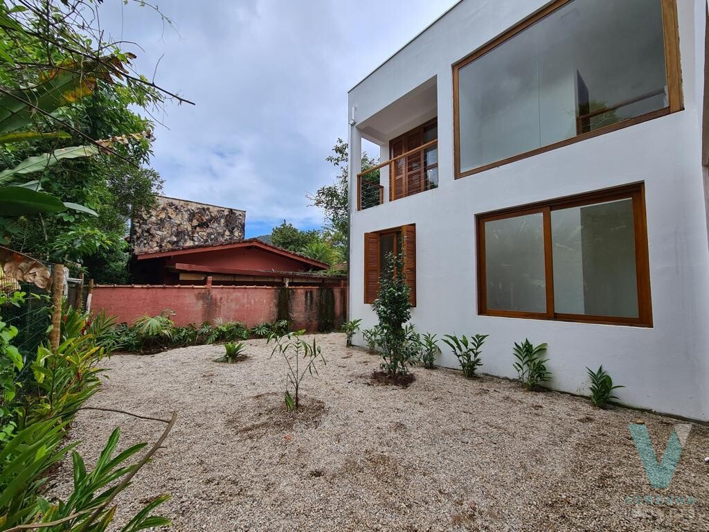 Casa na Praia de Itamambuca, nova, linda e mobiliada com móveis planejados.