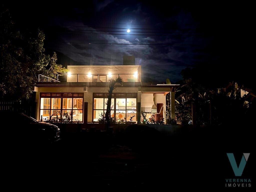 Casa na Praia de Itamambuca, nova, linda e mobiliada com móveis planejados.