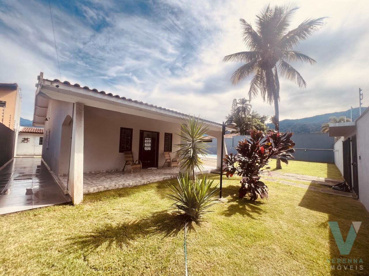 Casa com piscina 900 metros quadrados de terreno