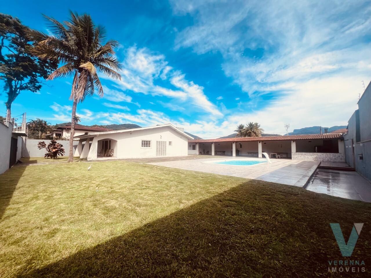 Casa com piscina 900 metros quadrados de terreno